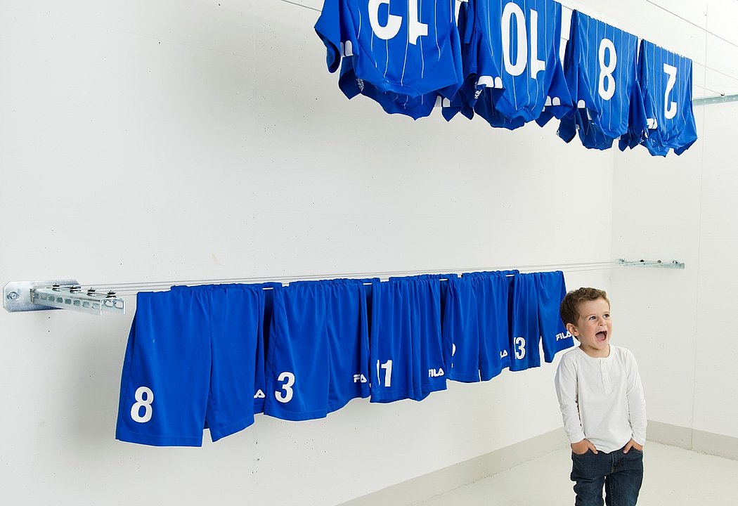 L&uuml;bra Normsec W&auml;scheleinensystem - Trockenraum mit Junge