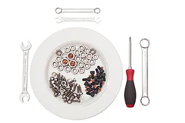 Gedeck aus Schrauben mit Werkzeugen als Besteck